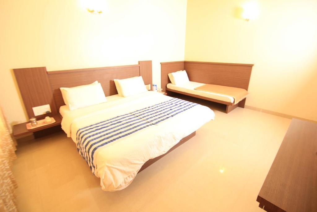 شيردي Hotel Sai Smaran الغرفة الصورة