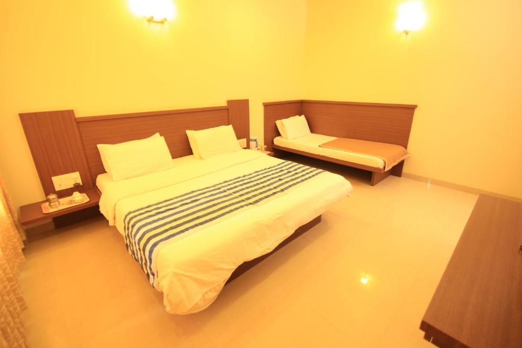 شيردي Hotel Sai Smaran الغرفة الصورة